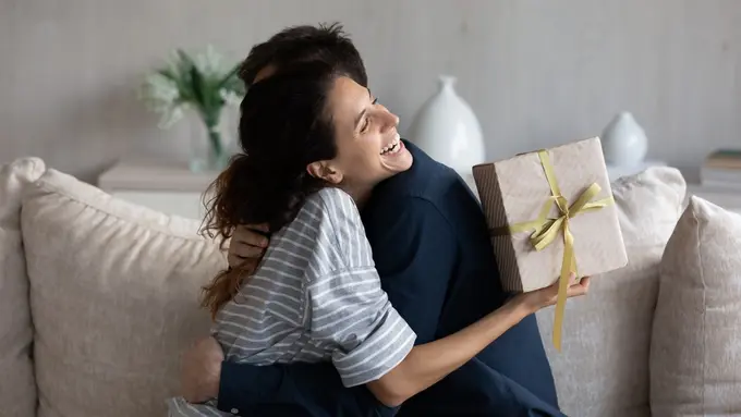 3 Inspirasi Hadiah untuk Perempuan dengan Love Language “Receiving Gifts”