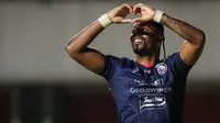 Striker Arema FC, Carlos Fortes, merayakan gol yang disarangkannya ke gawang Persiraja Banda Aceh dalam lanjutan BRI Liga 1 2021/2022, Sabtu (23/10/2021) WIB. (Bola.com/Bagaskara Lazuardi)