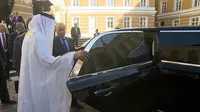 Presiden Rusia Vladimir Putin memamerkan limo terbaru kepada pangeran Abu Dhabi, Mohamed bin Zayed Al Nahyan saat kunjungannya di Moscow, Rusia. (Carscoops)