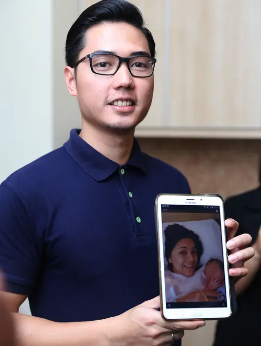 Anak pertama pasangan Nycta Gina dan Rizky Kinos yang nikah 2 Agustus 2015 itu berjenis kelamin laki-laki. Diberi nama Panutan Adhya Semesta Trinycta lahir dengan berat badan 2,7 kilogram dan panjang badan 49 cm. (Andy Masela/Bintang.com)