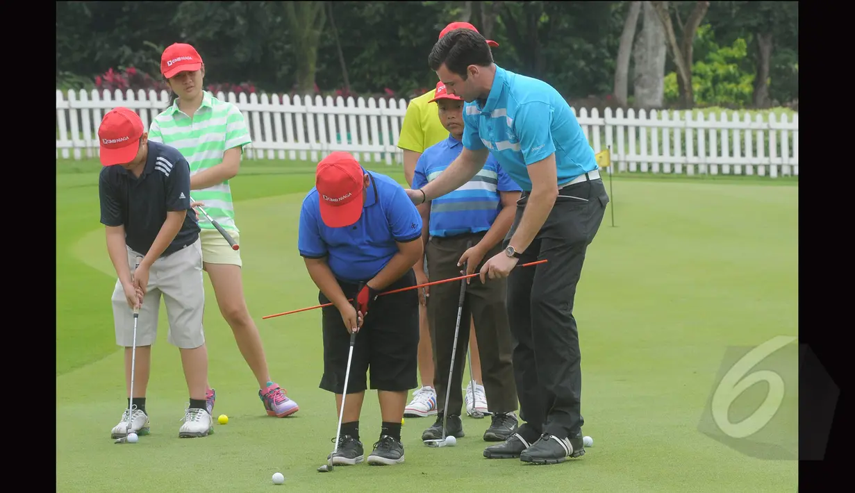 Para pegolf junior mengikuti intruksi pelatih saat ‘coaching clinik’ menyambut CIMB Niaga Indonesia Masters 2015 pada 23 April 2015, Jakarta, Minggu (15/3/2015). (Liputan6.com/Herman Zakharia)