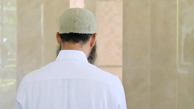 Ilustrasi muslim berzikir, berdoa, zuhud