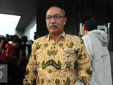 Hakim PN Jakarta Utara Jootje Sampaleng meninggalkan Gedung KPK usai menjalani pemeriksaan, Jakarta, Jumat (22/7). Sebanyak empat Hakim PN Jakarta Utara diperiksa sebagai saksi atas tersangka Samsul Hidayatullah. (Liputan6.com/Helmi Afandi)
