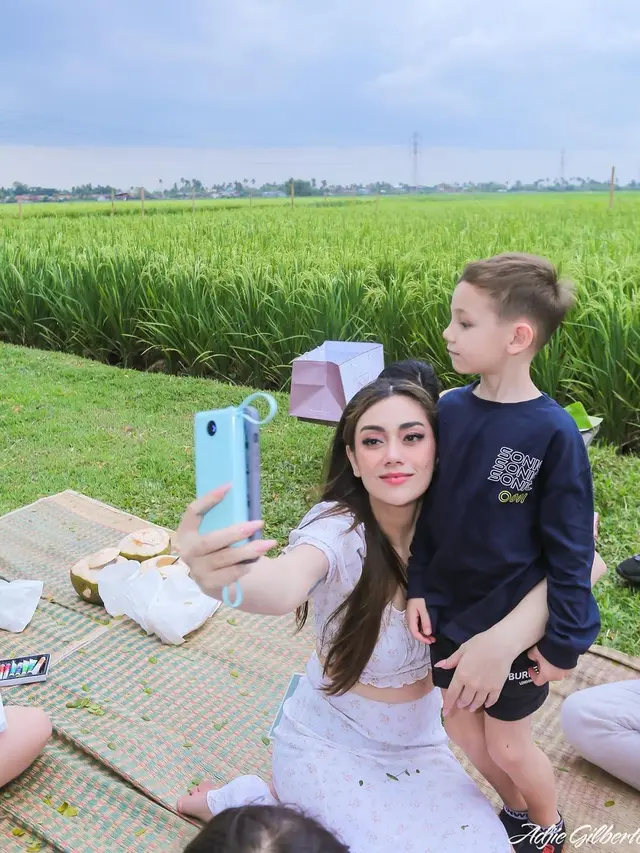 7 Potret Celine Evangelista Rayakan Ulang Tahun Anak, Seru di Pinggir Sawah