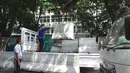 Petugas Dishub membongkar beton pembatas Jalan M. Yamin di depan bekas gedung Kedubes Inggris, Jakarta, Kamis (17/9/2015). Pembongkaran dilakukan karena beton tersebut akan dipergunakan di tempat lain. (Liputan6.com/Angga Yuniar)