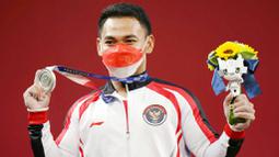 Eko Yuli Irawan - Atlet senior ini sukses menambah pundi-pundi medali lewat angkat besi kelas 61 kg putra. Eko yang takluk dari musuh bebuyutannya, Li Fabin (China) harus puas meraih medali perak di Olimpiade Tokyo 2020. (Foto/AP/Luca Bruno)