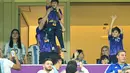 Putra penyerang Argentina Lionel Messi, Thiago dan Ciro menunggu jelang pertandingan semifinal Piala Dunia Qatar 2022 antara Argentina dan Kroasia di Stadion Lusail di Lusail, Doha, Rabu (14/12/2022). Argentina menang atas Kroasia 3-0. (AFP/Juan Mabromata)