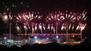 Pertunjukan kembang api menerangi langit selama upacara pembukaan Commonwealth Games 2018 di Gold Coast, Australia, Rabu (4/4). Pesta olahraga negara-negara yang dulu pernah dijajah Inggris ini akan berlangsung sampai 15 April. (Manan VATSYAYANA/AFP)
