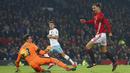  Zlatan Ibrahimovic saat mencetak gol ke gawang West Ham United pada laga Piala Liga Inggris di Stadion Old Trafford, (30/11/2016). MU menang 4-1. (AP/Dave Thompson)