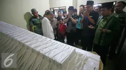 Ketua Umum PP PPP muktamar Jakarta Djan Faridz berdoa di depan jenazah Didin Bolewan di Mlati,Sleman, Yogyakarta (18/4). ). Didin meninggal usai mengikuti takbir akbar PPP 17/4 kemarin. (Liputan.com/Boy Harjanto)