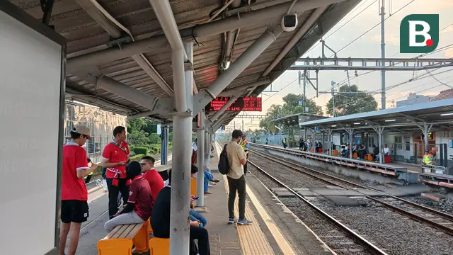 Suporter Timnas Indonesia di Stasiun Sudimara