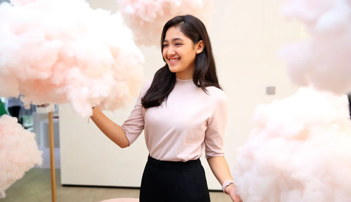 Halnya dengan produk yang ditawarkan brand Duma. Syifa berkata, produk fesyen yang ditawarkan Duma sangat cocok dengannya. (Nurwahyunan/Bintang.com)