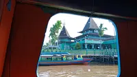 Masjid bersejarah Sultan Suriansyah yang bisa dilihat saat wisata susur sungai ke Pasar Kembang. Foto diambil menggunakan Oppo F5 (Liputan6.com/Novi Nadya)