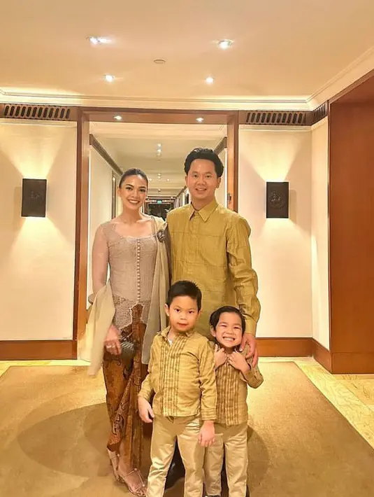 Dokter Mesty Ariotedjo hadir sebagai bridesmaid mengenakan kebaya coklat dipadukan selendang dan kain batik sebagai bawah. [@mestyariotedjo]