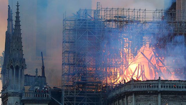 Katedral Notre Dame di Paris Terbakar