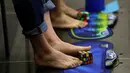 Peserta saat berlatih untuk memecahkan permainan rubik dengan kaki pada Kejuaraan Rubik Eropa  di Praha , Republik Ceko , (15/7).Salah satu kompetisi Rubik terbesar ini diikuti lebih dari 500 peserta. (REUTERS / David W Cerny)
