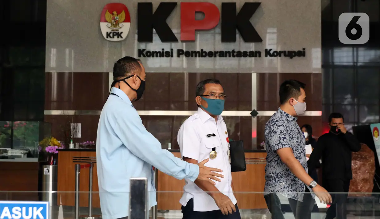 Bupati Blora, Djoko Nugroho (tengah) berjalan keluar dari gedung KPK usai menjalani pemeriksaan, Jakarta, Kamis (6/8/2020). Djoko diperiksa sebagai saksi dalam kasus dugaan suap terkait kegiatan penjualan dan pemasaran pada PT Dirgantara Indonesia Tahun 2007-2017. (Liputan6.com/Helmi Fithriansyah)