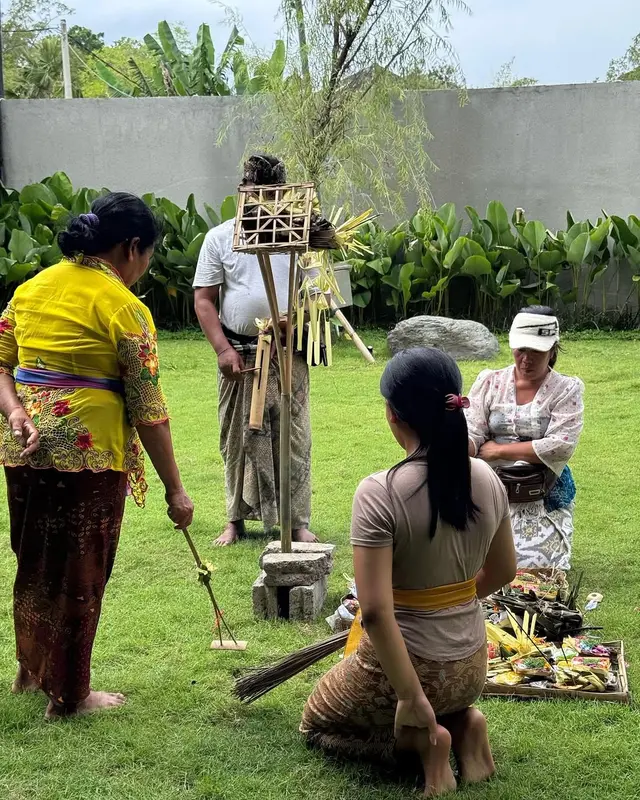 Pindah ke rumah baru Kamari, 8 potret Jennifer Coppen gelar ritual melaspas adat Bali