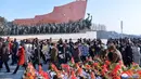 Warga dan tentara membawa bunga ke patung perunggu mantan Presiden Kim Il Sung dan mantan Ketua Kim Jong Il pada kesempatan peringatan 80 tahun kelahiran Kim Jong Il, di Pyongyang (16/2/2022). (AFP/KCNA Via KNS/STR)