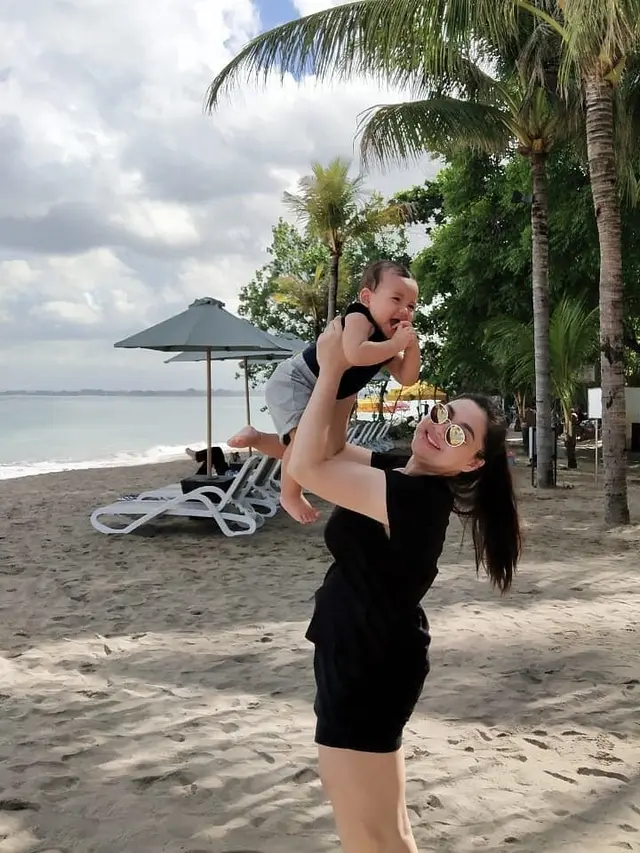 Potret Manis Vicky Shu Bersama Baby Abimanyu (sumber: instagram/@vickyshu)