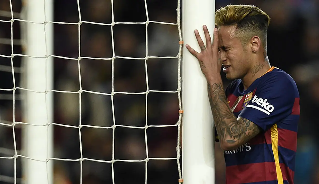 Penyerang Barcelona, Neymar, tampak kecewa usai gagal membobol gawang Valencia pada laga La Liga Spanyol di Stadion Camp Nou, Spanyol, Minggu (17/4/2016). (AFP/Lluis Gene)