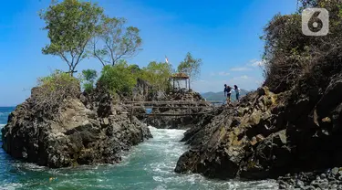 Warga asal Lamongan berjalan menikmati keindahan Lembah Watu Pawon di Desa Wisata Nglebeng, Kecamatan Panggul, Trenggalek, Jumat (01/09/2023). (merdeka.com/Arie Basuki)