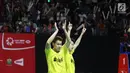 Kevin Sanjaya Sukamuljo/Marcus Fernaldi mengekspresikan kegembiraan seusai mengalahkan ganda Cina Li Junhui/Liu Yuchen dI babak final Indonesia Masters 2018, Jakarta, Minggu (28/1). Kevin/Marcus menang 11-21, 21-10, dan 21-16. (Liputan6.com/Angga Yuniar)