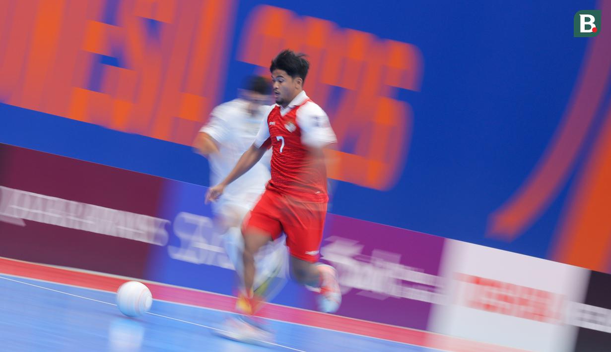 Pemain Timnas Futsal Indonesia, Syauqi Saud menggiring bola melewati pemain Iran dalam laga final Piala Asia Futsal 2026 yang berlangsung di Indonesia Arena, Senayan, Jakarta, Sabtu (07/02/2026). (Bola.com/Bagaskara Lazuardi)