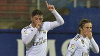 Gelandang Real Madrid, Federico Valverde berselebrasi usai mencetak gol ke gawang Eibar pada pertandingan lanjutan Liga Spanyol di  stadion Ipurua (9/11/2019). Real Madrid menang telak 4-0 atas Eibar. (AP Photo/Alvaro Barrientos)