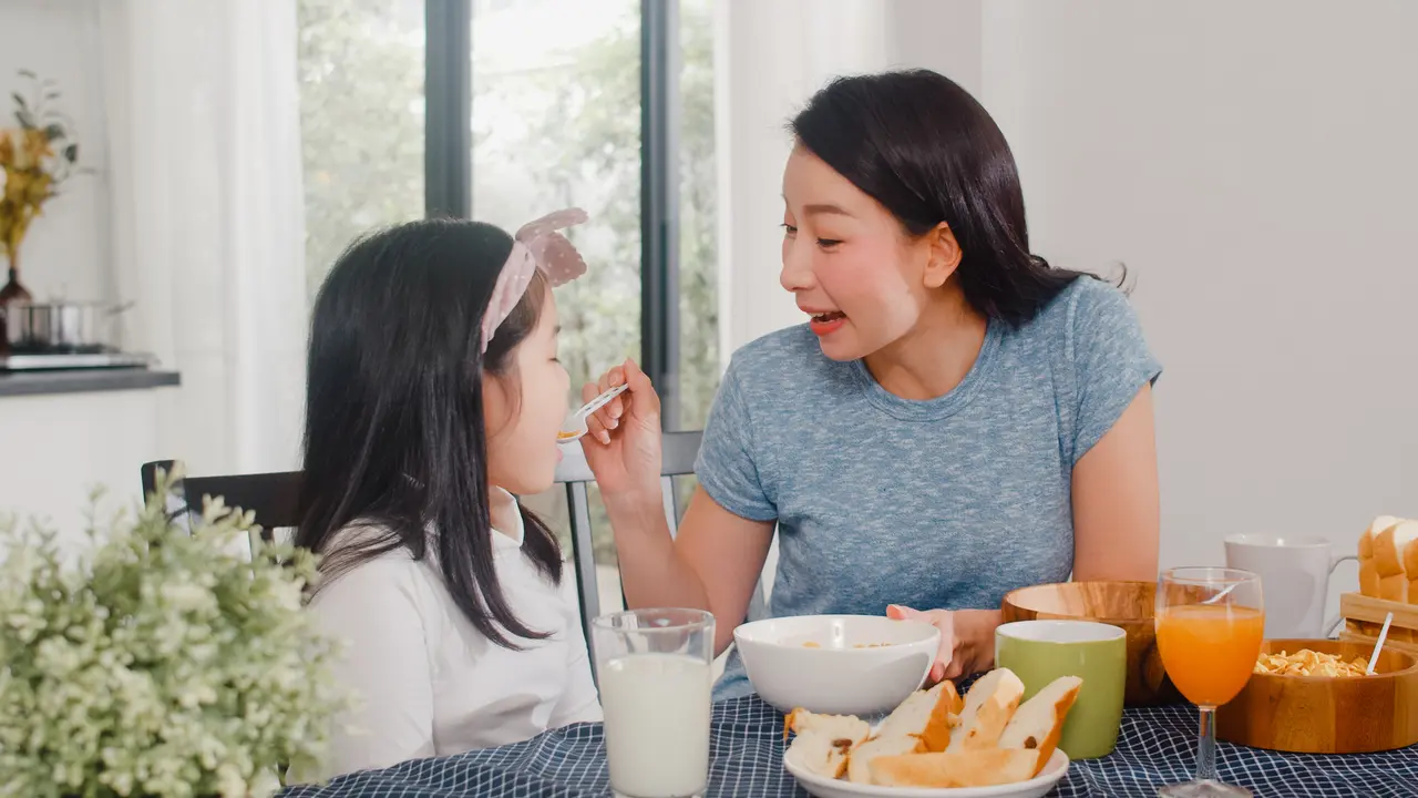 Tips Menjadi Orangtua Proaktif dalam Mendukung Program Makan Siang Gratis (Foto: Freepik/tirachardz)