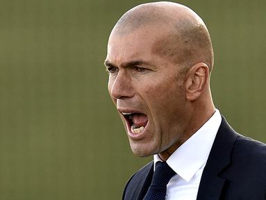 Real Madrid resmi mengangkat pelatih Real Madrid Castilla, Zinedine Zidane, sebagai pengganti Rafael Benitez yang telah dipecat. Pria berkebangsaan Prancis itu merupakan salah satu maestro sepak bola dunia era 90an. (AFP/Gerard Julien)