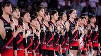 Para pemain Red Sparks berbaris jelang dimulainya laga ekshibisi bola voli fun volleyball menghadapi tim putri Indonesia All Star di Indonesia Arena, Senayan, Jakarta, Sabtu (20/4/2024). Red Sparks menang 3-2 (25-17, 25-15, 19-25, 18-25 dan 15-12). (Bola.com/Bagaskara Lazuardi)