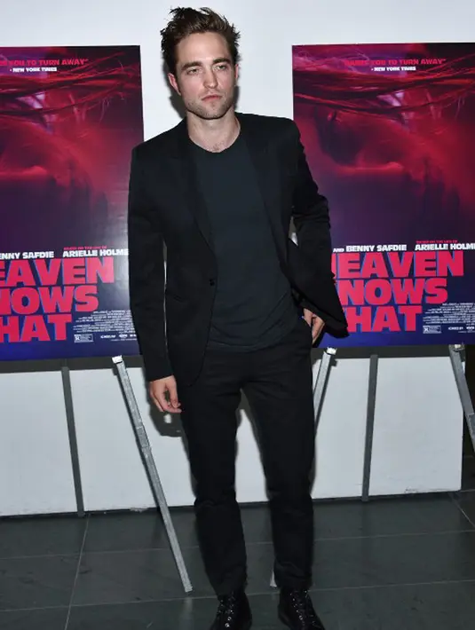 Melansir hollywoodlife.com, Pattinson yang posisinya sebagai mantan kekasih Stewart ini ternyata cukup perhatian dengan penampilan baru aktris berusia 26 tahun itu. Dilaporkan sumber, Pattinson sangat suka dengan rambut baru Stewart. (AFP/Bintang.com)