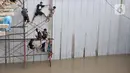 Warga bermain saat banjir merendam Underpass Senen, Jakarta, Selasa (25/2/2020). Hujan deras yang mengguyur Ibu Kota sejak dini hari tadi menyebabkan Underpass Senen terendam banjir setinggi dua meter sehingga mengakibatkan akses Cempaka Putih-Pasar Senen terputus. (merdeka.com/Iqbal Nugroho)