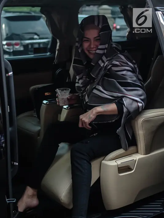 Aktris Nikita Mirzani turun dari mobil saat tiba di Polres Metro Jakarta Selatan, Rabu (24/10).Nikita akan menjalani pemeriksaan sebagai pelapor. Ia tidak terima disebut telah memeras Sam Aliano sebesar Rp 5 miliar. (Liputan6.com/Faizal Fanani)