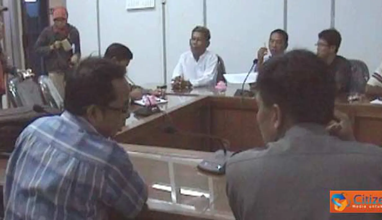 Citizen6, Jember: Perwakilan warga Dusun Mandilis, Desa Sanenrejo yang menjadi korban erosi Sungai Mandilis menemui Komisi C DPRD Kabupaten Jember didampingi oleh DPC relawan perjuangan demokrasi (REPDEM) Jember, Senin (18/4). (Pengirim: Sapto Raharjanto)