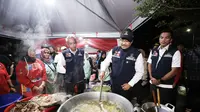Kunjungi Korban Banjir di Bekasi, Mensos dan Wamensos Ikut Siapkan Makan Sahur