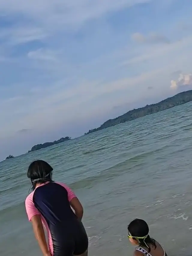 Dian Sastrowardoyo liburan di pantai (Instagram/therealdisastr)