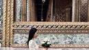 Atasan dengan material lace dan kain songket Thailand dipakai Nong Poy saat berdoa di kuil. [@poydtreechada]
