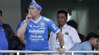Gubernur Jawa Barat, Ridwan Kamil, saat menyaksikan laga Persib Bandung melawan Persija Jakarta pada laga Liga 1 di Stadion GBLA, Jawa Barat, Minggu (23/9/2018). Persib menang 3-2 atas Persija. (Bola.com/M Iqbal Ichsan)