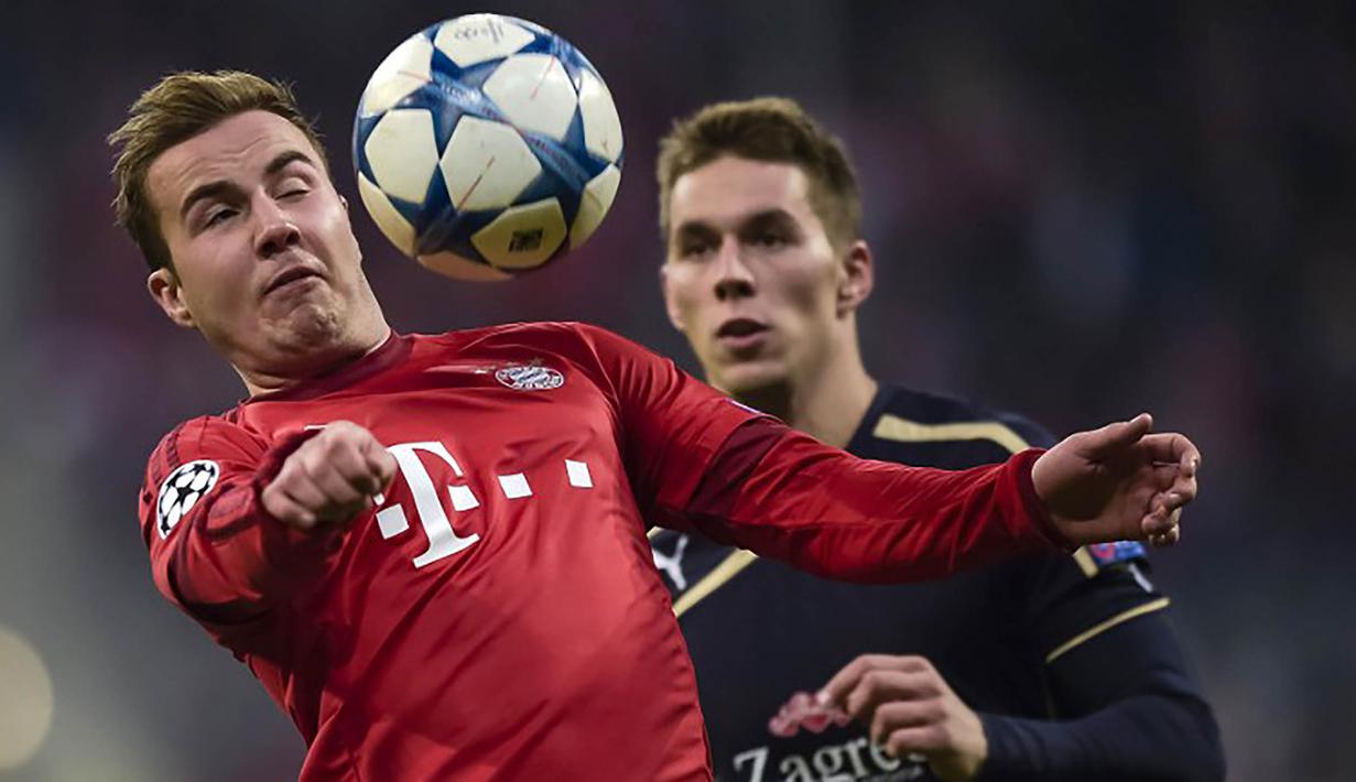 Pemain Bayern Munchen, Mario Goetze mengontrol bola dibayangi pemain Dinamo Zagreb pada laga Liga Champions di Stadion Allianz Arena, Jerman, Rabu (30/9/2015). (AFP Photo/Guenter Schiffmann)