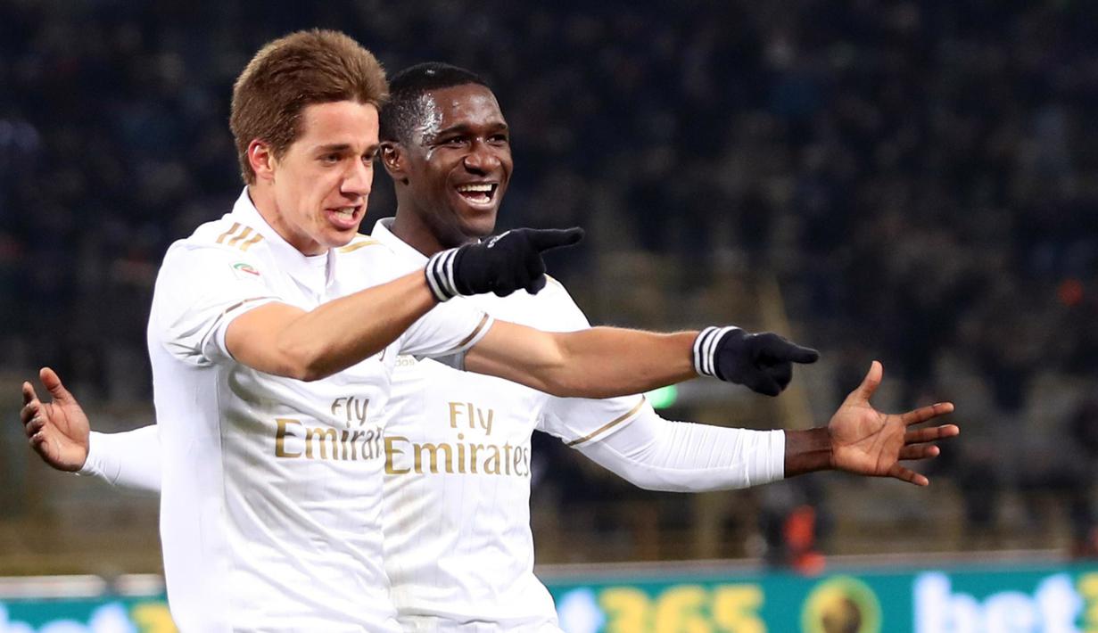 Mario Pasalic (kiri) melakukan selebrasi usai membobol gawang Bologna pada laga Serie A di di Stadio Renato Dell'Ara, Bologna,  (8/5/2/2017).  MIlan mengan 1-0.   (Giorgio Benvenuti/ANA via AP)