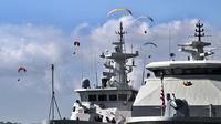 21 kapal perang dari berbagai negara dan 17 kapal perang TNI AL akan mengikuti latihan angkatan laut multilateral Komodo 2025. (SONNY TUMBELAKA/AFP)