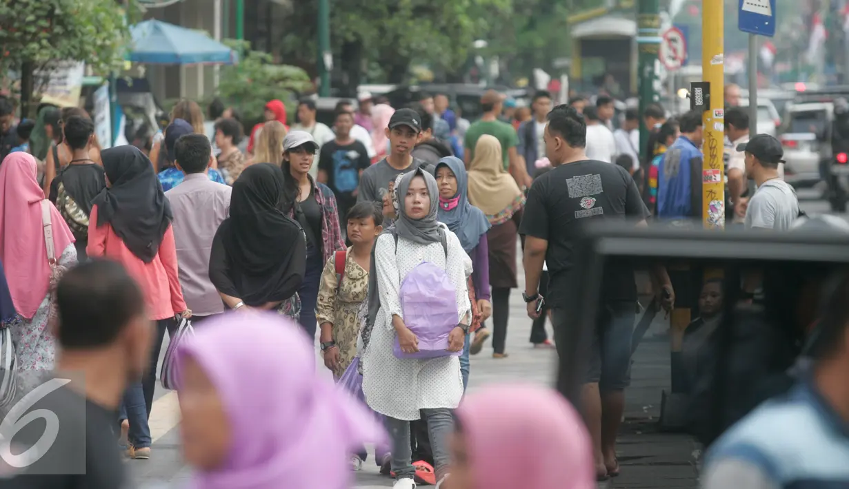 Sejumlah Wisatawan saat berjalan di kawasan pendestrian Jalan Malioboro, Yogyakarta, Sabtu (9/7). Libur lebaran, Jalan malioboro di dominasi wisatawan dari luar kota. (Liputan6.com/Boy Harjanto)