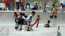 Beberapa anak bermain sepatu roda di areal RPTRA Kalijodo, Jakarta, Selasa (28/3). Sejumlah warga menghabiskan libur Hari Raya Nyepi dengan mengajak putera puterinya bermain di areal RPTRA Kalijodo. (Liputan6.com/Helmi Fithriansyah)