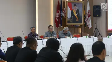 Komisioner KPU, Wahyu Setiawan (kiri) memimpin rapat persiapan debat ke-3 dan ke-4 Capres/Cawapres Pemilu 2019 di Gedung KPU, Jakarta, Selasa (26/2). Rapat berlangsung tertutup dan dihadiri kedua tim pemenangan paslon. (Liputan6.com/Helmi Fithriansyah)