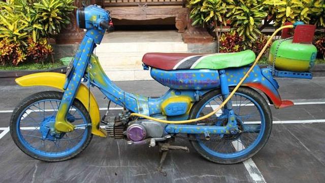 5. Sebuah motor berbahan bakar gas metan di Malang, Jawa Timur