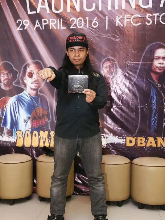 "Di sini kami, band D'Bandhits sebagai anak bawang dibanding yang lain. Yang lain udah serius," tukas Pupun. (Nurwahyunan/Bintang.com)