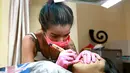 Sheila Marcia Joseph saat melakukan perawatan sulam bibir.  (Galih W. Satria/Bintang.com)