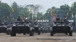 Defile kendaraan tempur Marinir saat upacara HUT Korps Marinir ke-72 di Kesatrian Marinir Hartono, Cilandak, Jakarta, Rabu (15/11). HUT Marinir ke-72 bertema Marinir Prajurit Pejuang dan Profesional. (Liputan6.com/Helmi Fithriansyah)
